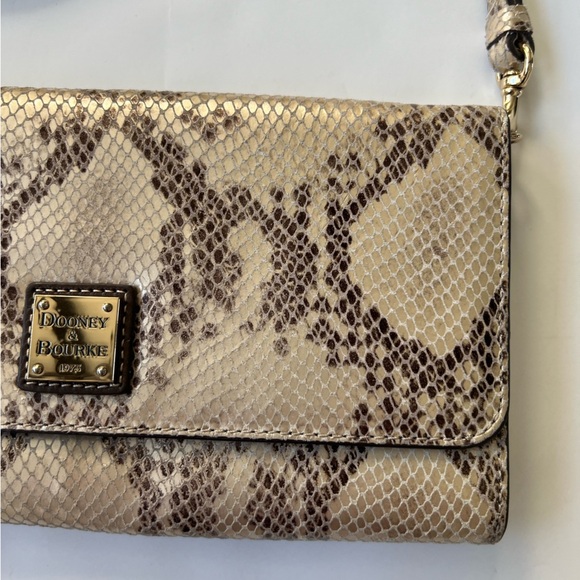 Dooney & Bourke Embossed snakeskin crossbody clutch handbag purse convertible - Picture 4 of 9